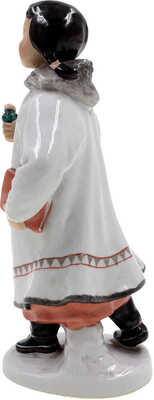 Скульптурная композиция «Якутка с книгой и цветком»